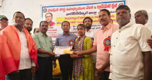 సోషల్‌లో 100 మార్కులు సాధించిన విద్యార్థులకు నగదు పురస్కారాలు